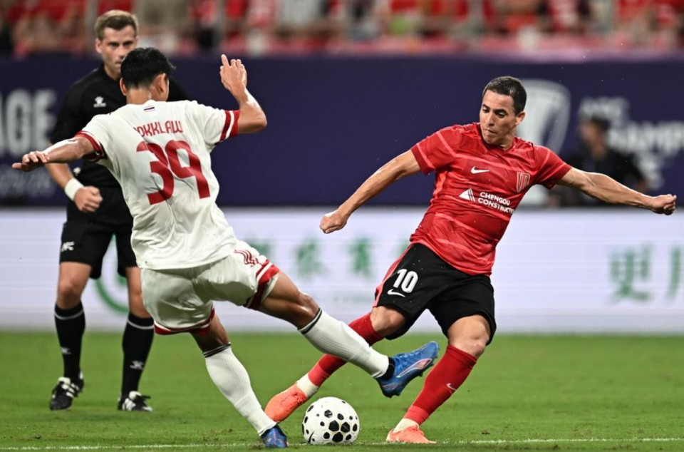 次进球, 门将倒地把 次进球, 门将倒地把