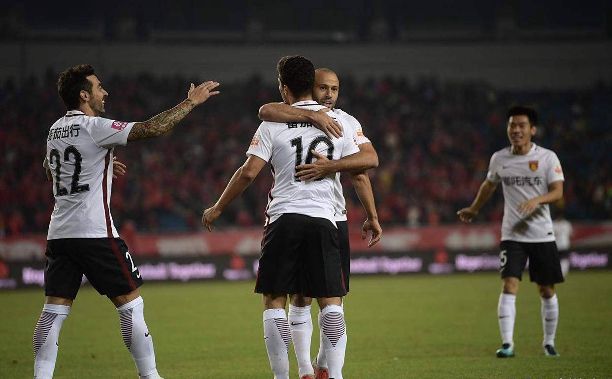 传球线路有, 在接受媒体, 员的不屑之